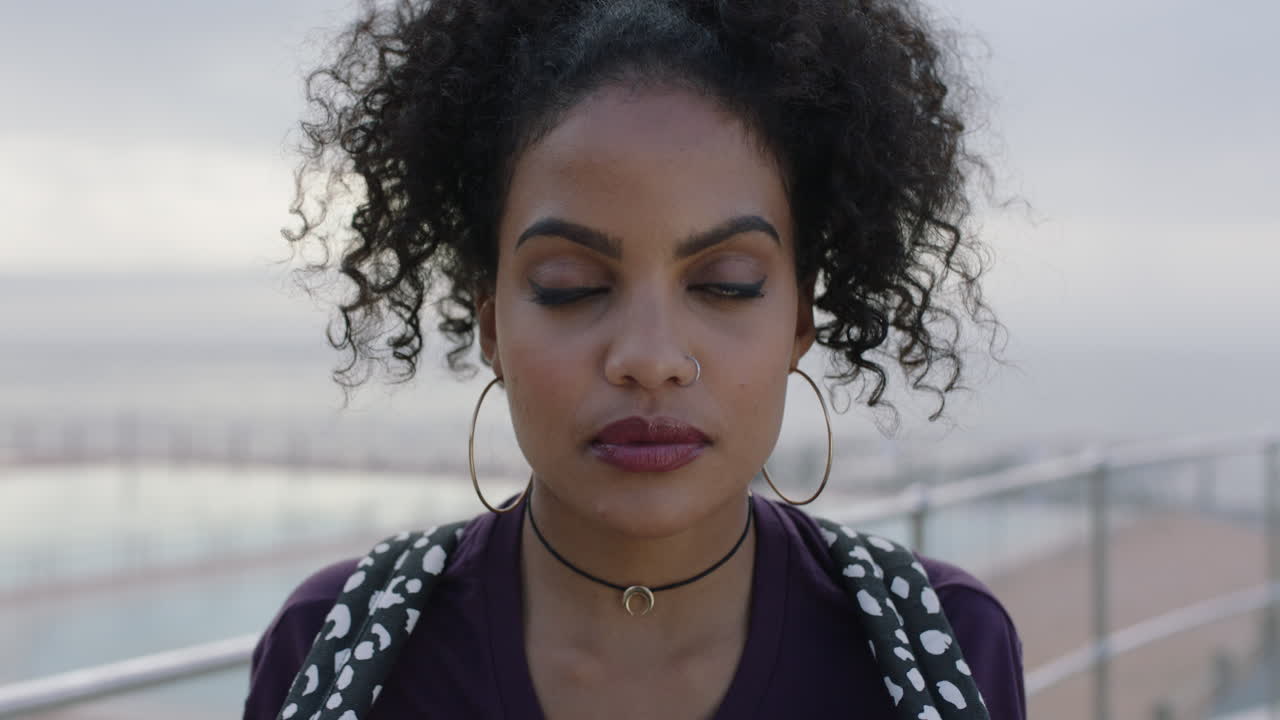 retrato en primer plano de una joven mujer hispana atractiva que parece independiente