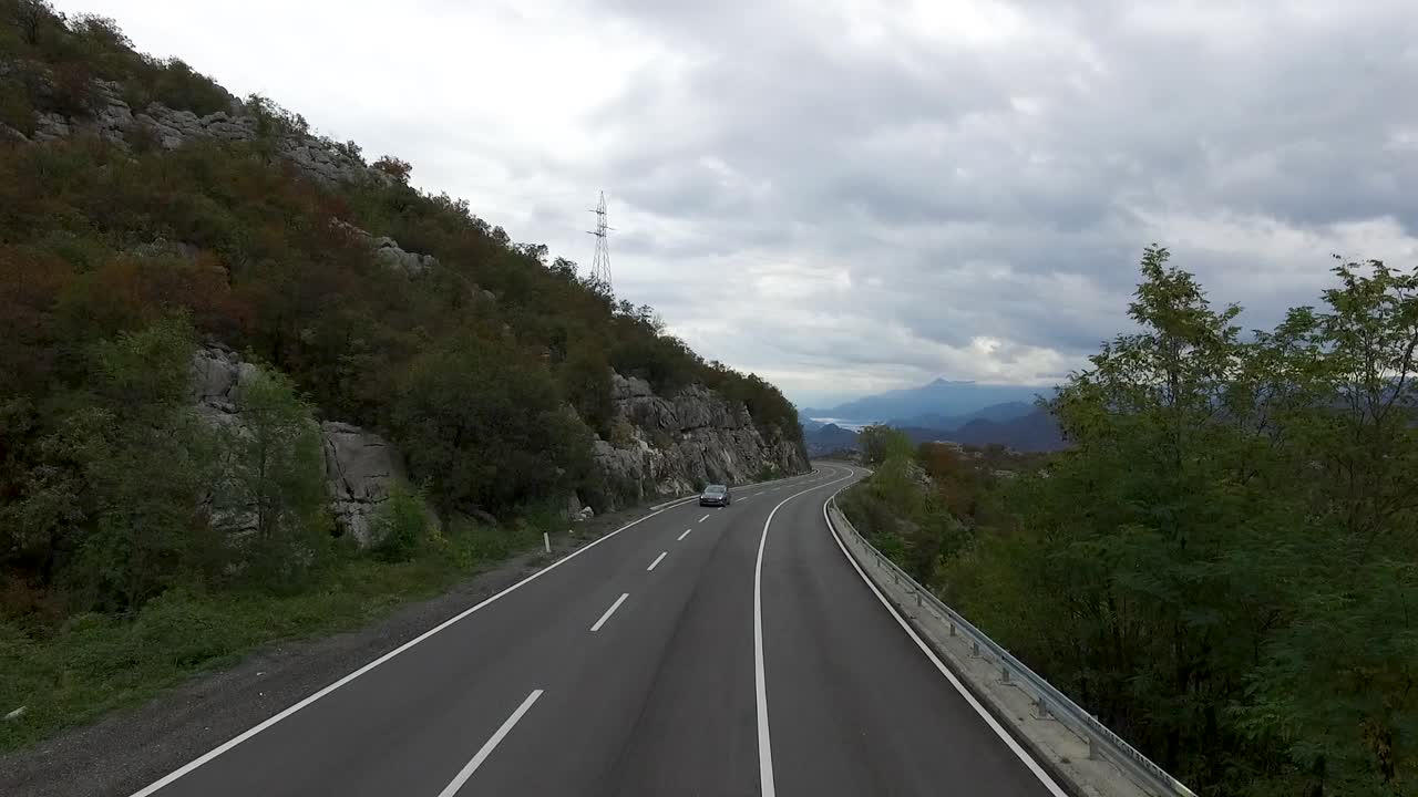 Horská silnice s autem