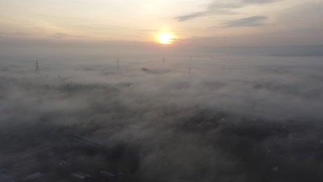 산의 영화적 전망은 구름으로 덮여 있고 태양은 동쪽에서 떠오르고 있다