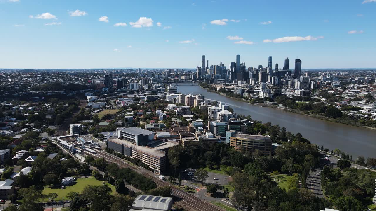 Skyline della città di Brisbane e sobborghi circostanti costruiti lungo il fiume Brisbane.