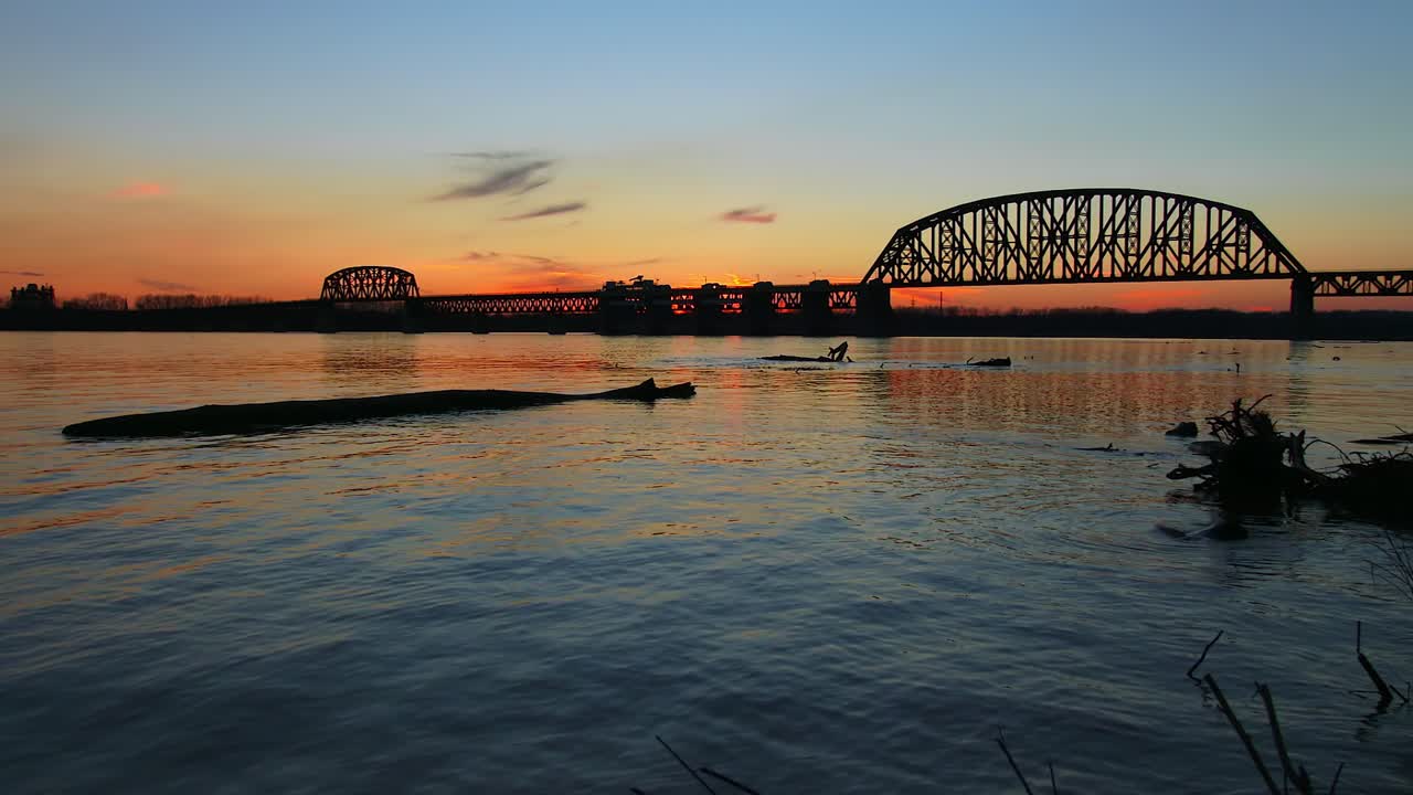 다리는 황혼에 루이스빌 켄터키 근처 오하이오 강에 걸쳐
