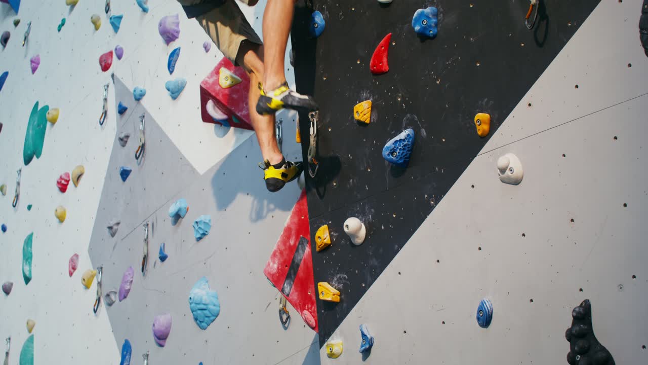 escalada en roca en un gimnasio de escalada cubierto