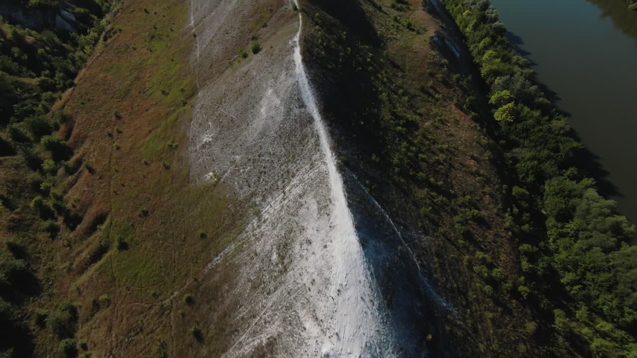 воздушный вид холмистого ландшафта с рекой