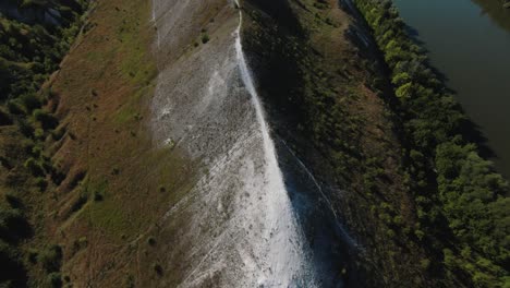 vista aérea de un paisaje montañoso con un río