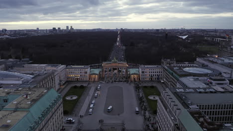 Multitud-De-Personas-Que-Visitan-Un-Lugar-Famoso.-Vista-Aérea-De-Brandenburger-Tor-Y-Parque-Detrás.-Berlín,-Alemania