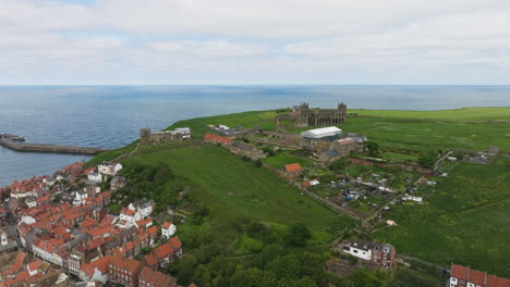 St.-Mary&#39;s-Kirche-Und-Abtei-In-Der-Küstenstadt-Whitby-In-Yorkshire,-Nordengland,-Großbritannien