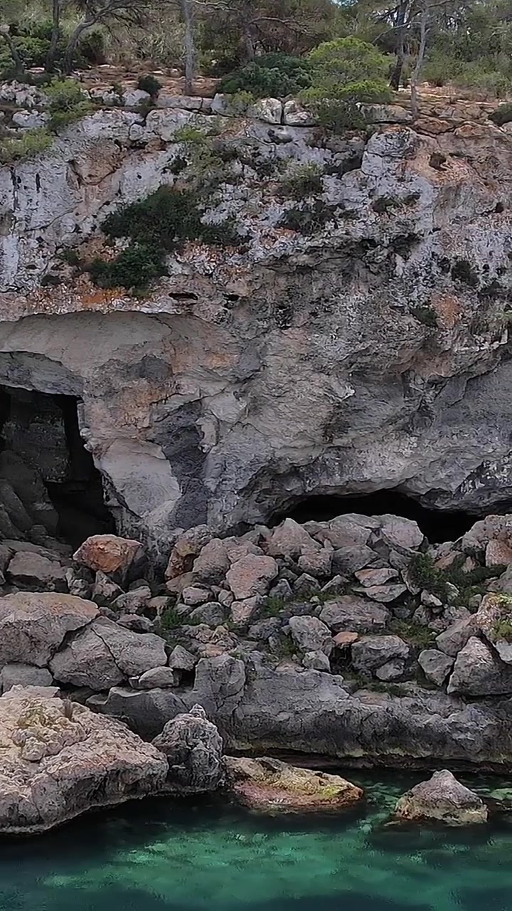 Vedute della costa rocciosa a VertMall, Spagna, riprese dall'alto