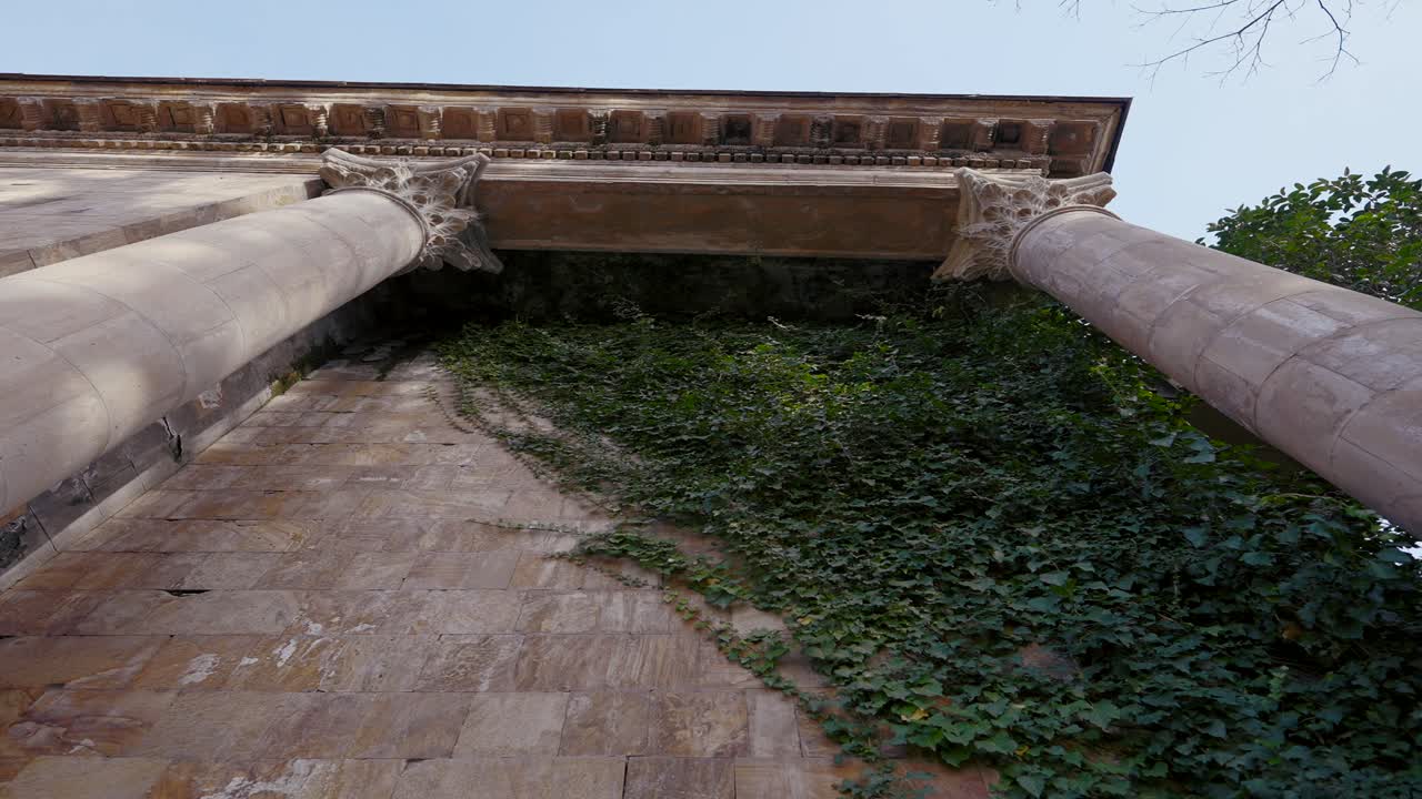 아이비로 인 벽으로 된 고대 폐허