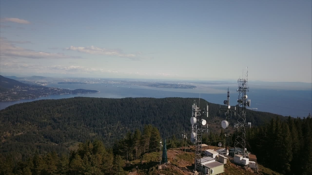 vista aérea de las torres de señales en la cima de la montaña