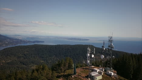 Vista-Aérea-De-Las-Torres-De-Señales-En-La-Cima-De-La-Montaña