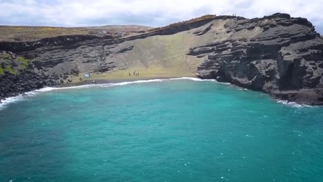 Schöner-Grüner-Sandstrand-Auf-Der-Großen-Insel-In-Hawaii-An-Der-Südlichsten-Spitze-Der-Vereinigten-Staaten,-Aufgenommen-Mit-Einer-Drohne-In-Zeitlupe