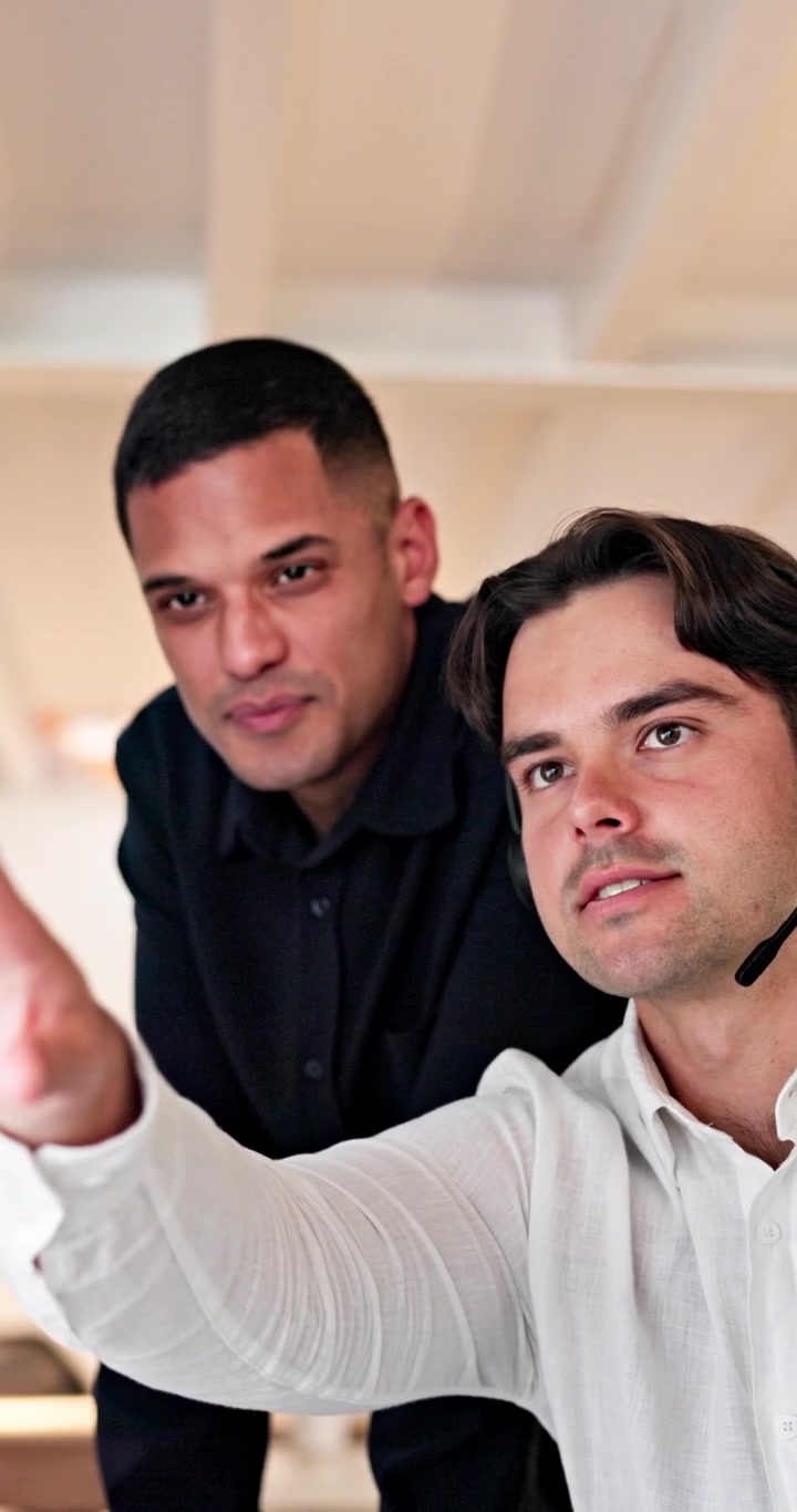 Due colleghi professionisti che collaborano a un progetto in ufficio