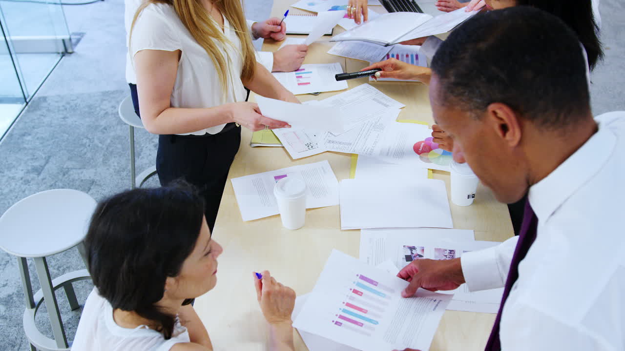 colegas de negocios de lluvia de ideas en la oficina, vista elevada