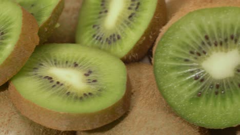 fruta de kiwi. montón de frutas de kiwi en rodajas y enteras de cerca