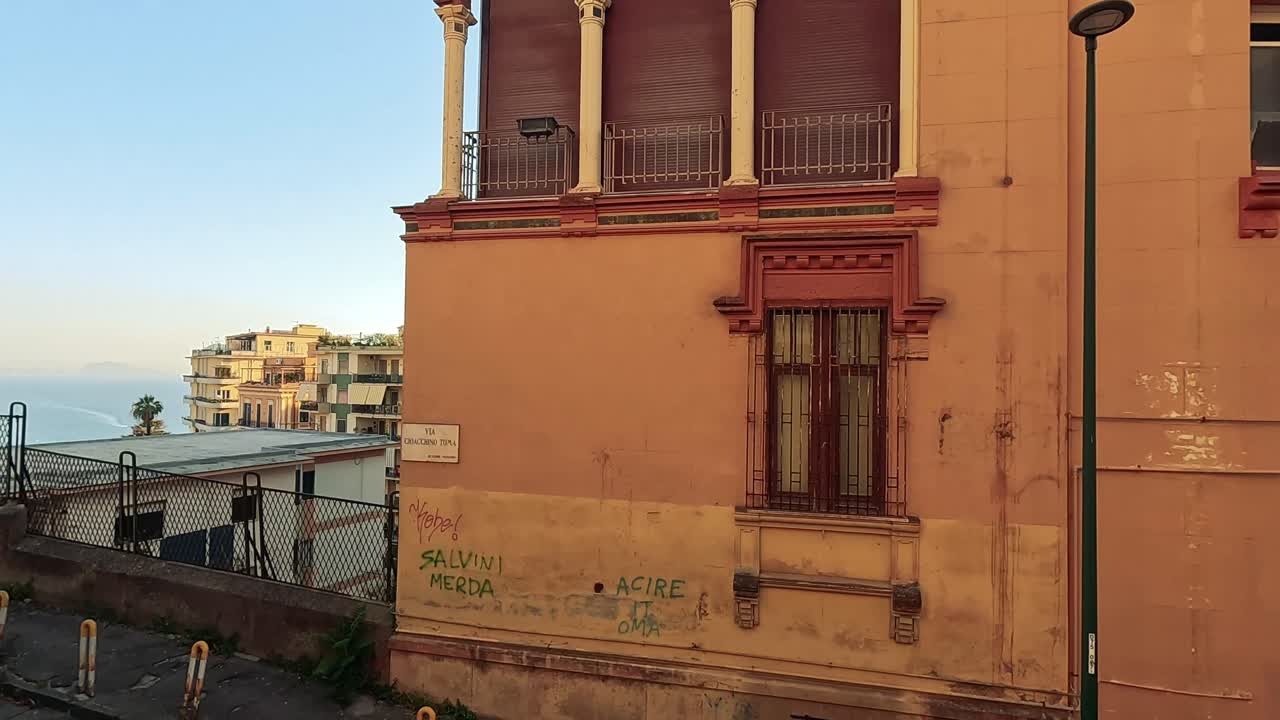 바다와 건물이 보이는 도시 풍경