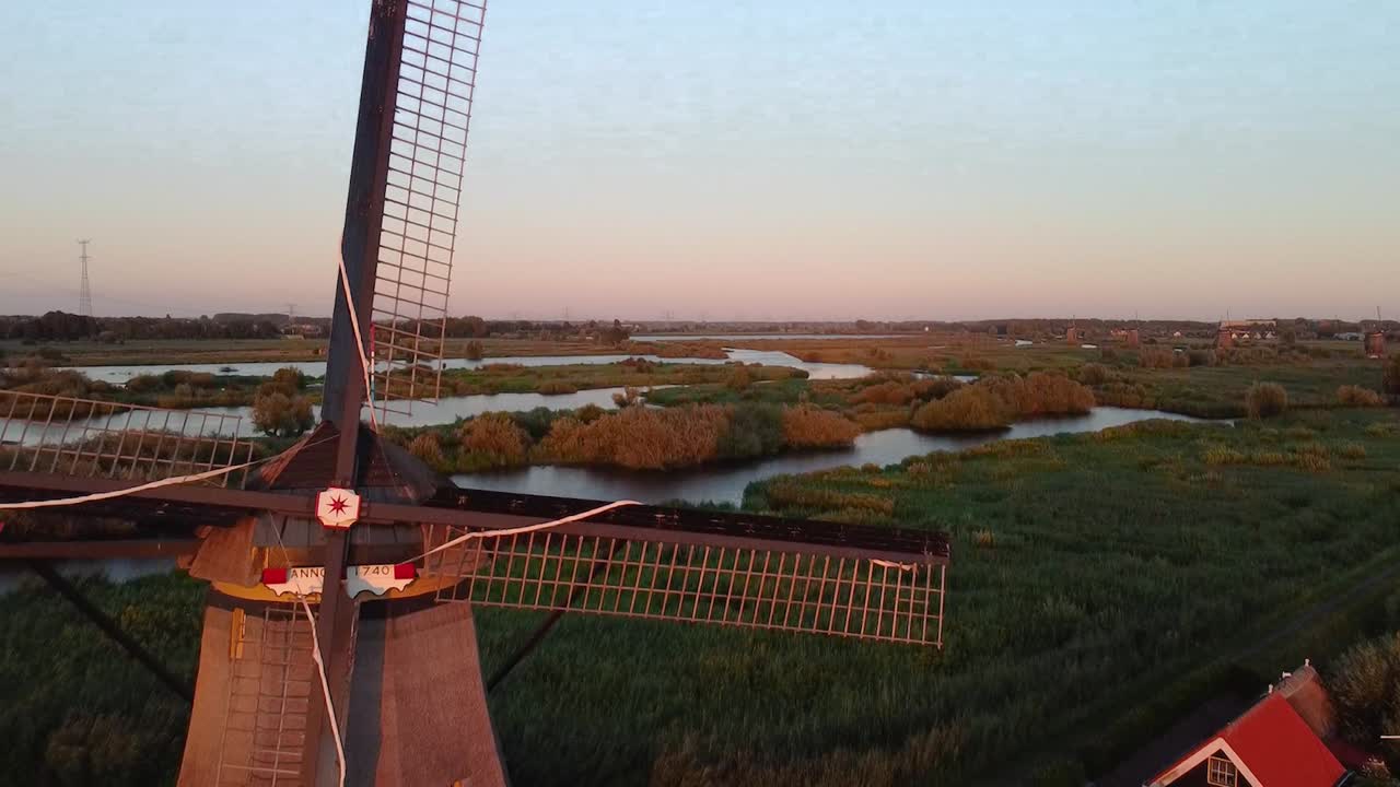 transición del horizonte con colores sobrios a los molinos de viento y prados de kinderdijk en países bajos