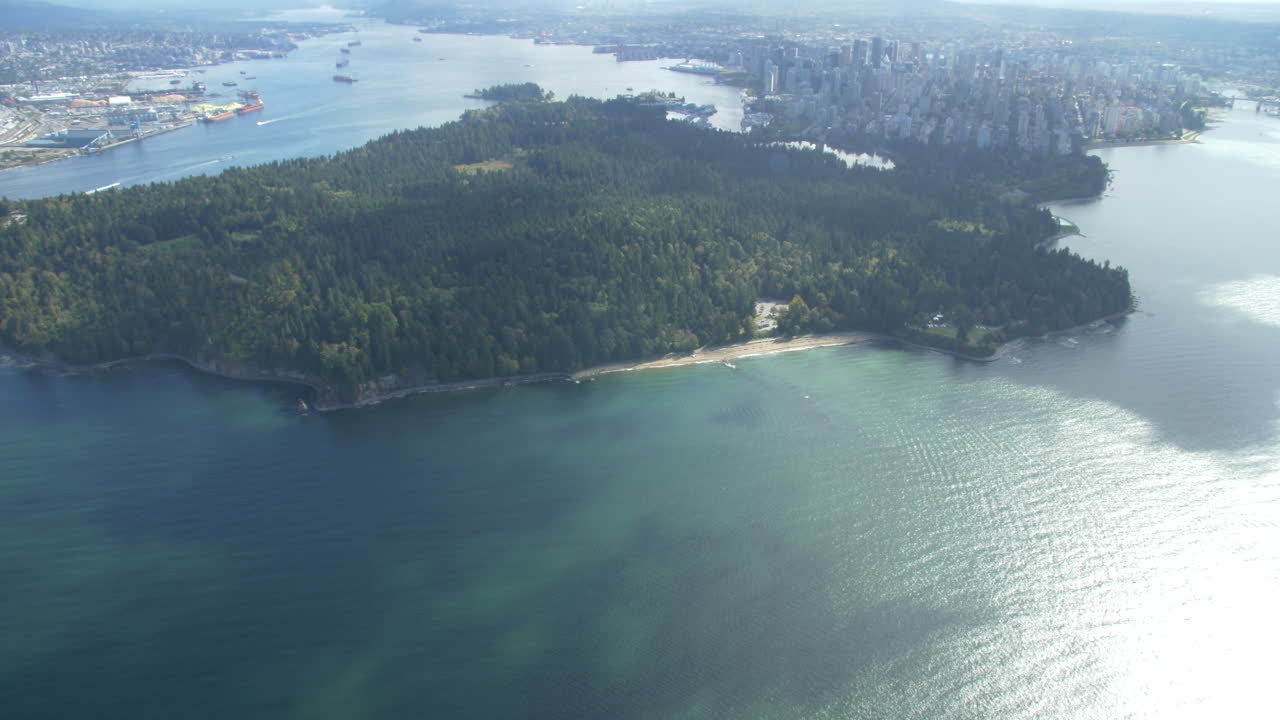 vancouver y stanley park helicopter shot mirando al este hacia las montañas de la costa norte en columbia británica