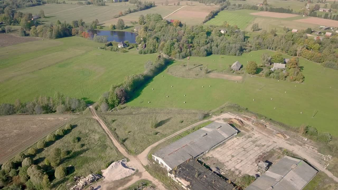 vuelo aéreo sobre la casa de campo en el día, movimiento de pedestal