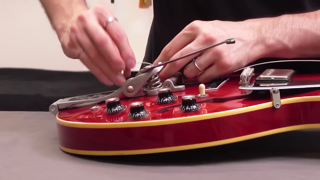 기타 브리지를 통해 새 기타 줄 넣기