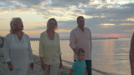 Große-Familie-Sitzt-Am-Tisch-Am-Strand