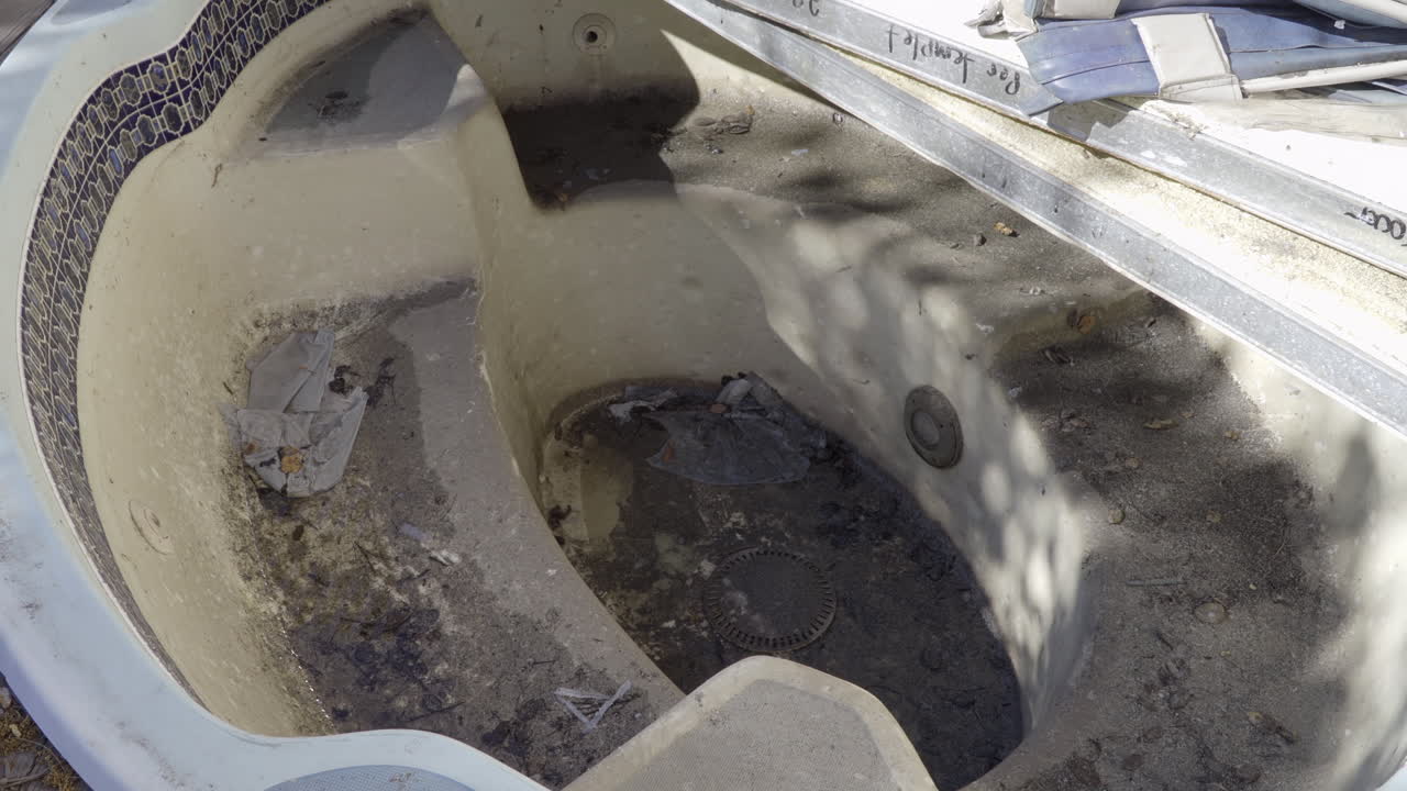 empujar en bañera de hidromasaje sucia y en desuso