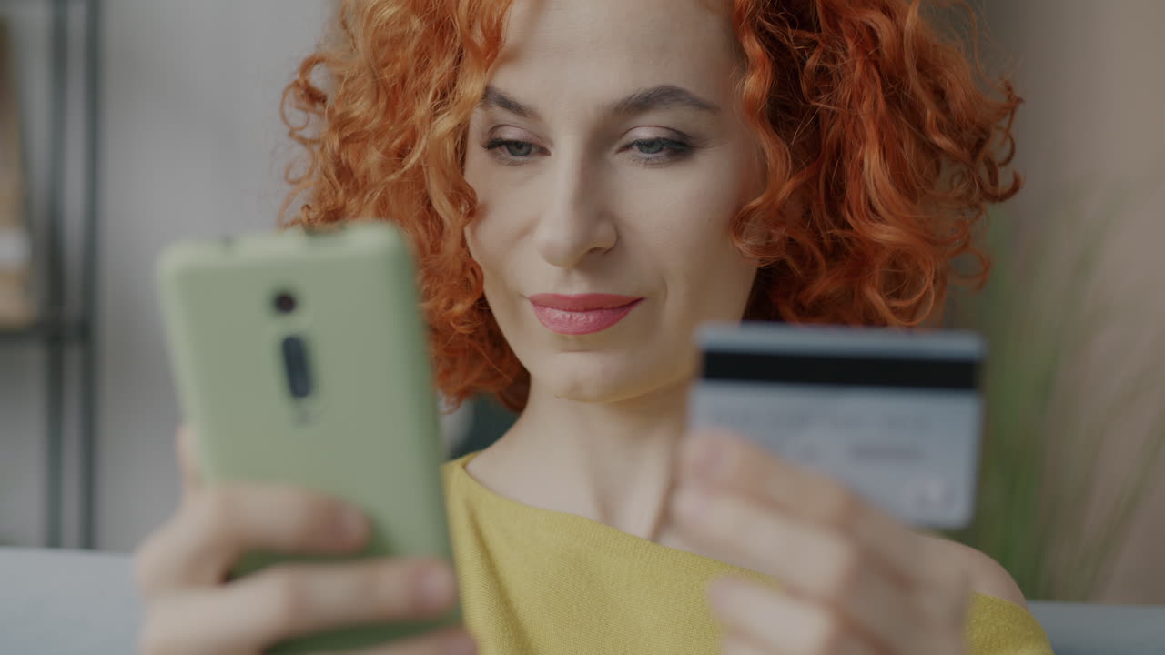 mujer haciendo pago en línea con tarjeta de crédito