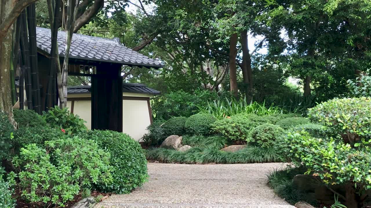 静かな庭園に佇む日本の庵