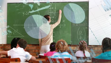 datos gráficos sobre una profesora de matemáticas escribiendo a bordo.