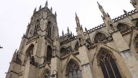 plano de panorâmica lenta revelando a bela arquitetura em york minster