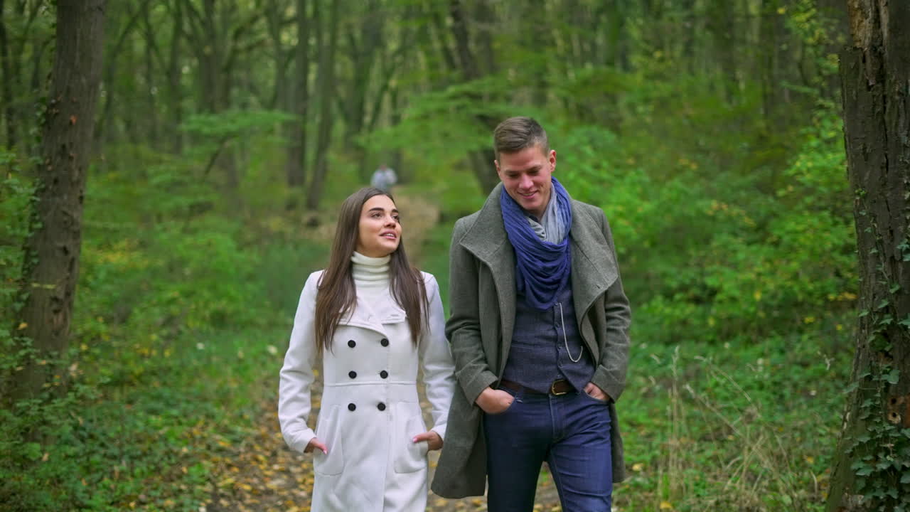 숲에서 산책 하는 커플