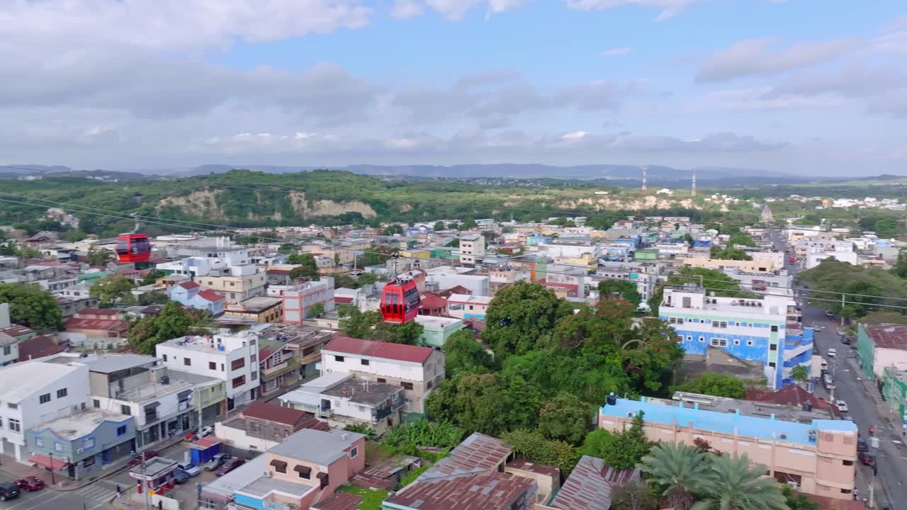은 날에 산티아고 데 로스 카발레로스에서 이동하는 케이블카