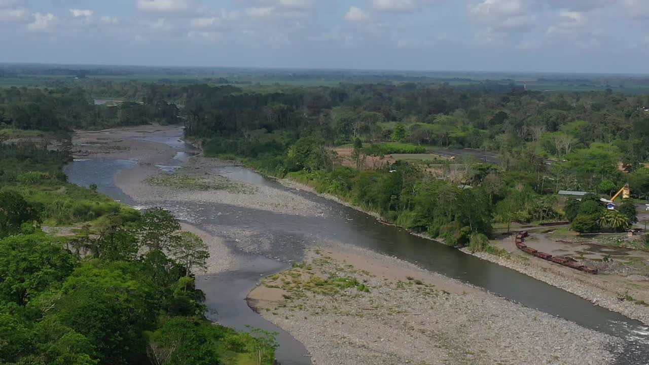 río afectado por la sequía con bajo nivel y piedras que se muestran cerca del área industrial en san jose, costa rica, toma aérea bajada