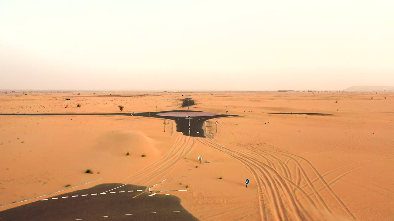 4k 드론 영상, 사막 사이의 도로, 두바이의 반 사막 도로, 아랍에미리트의 높은 모래 언덕 사막의 지질적 풍경, 드론 비디오