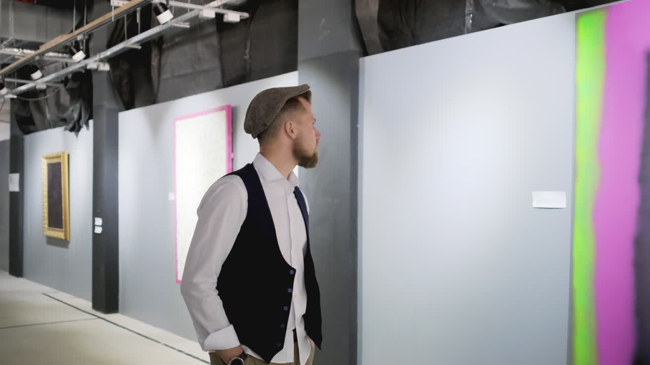 hombre mirando arte en una galería