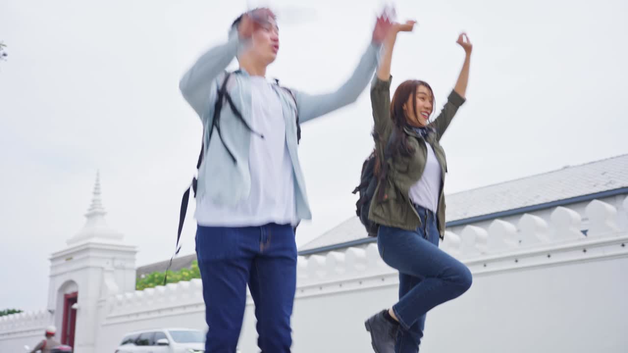 아시아의 매력적인 로맨틱 커플은 신혼여행을 위해 도시를 여행합니다. 젊은 신혼 남녀 배 관광객은 기쁜 느낌과 흥분, 함께 휴가 휴가에 시간을 보내는 즐거움을 느니다.