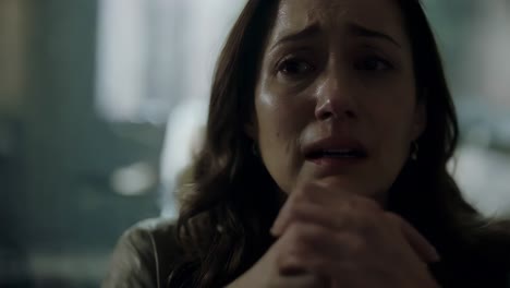 una mujer llorando.