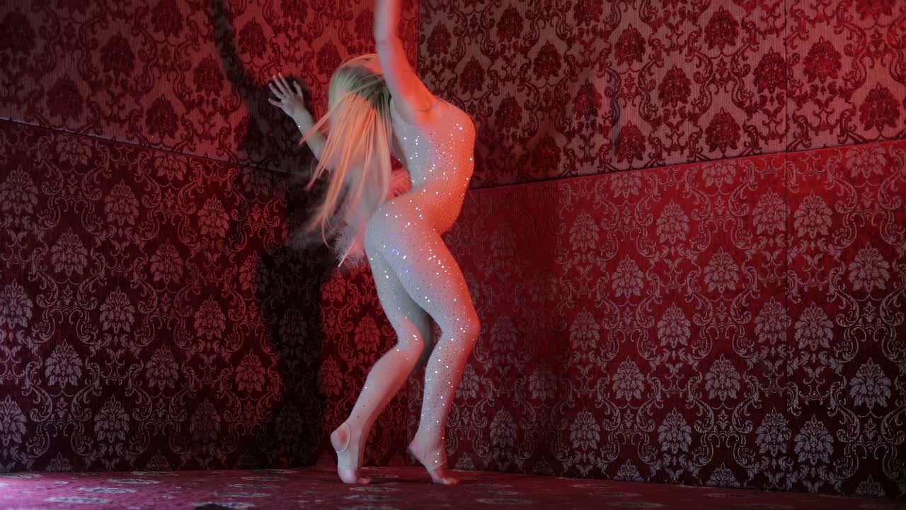 Bella ginnasta bionda