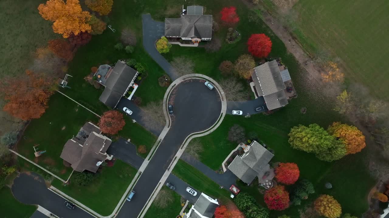 vista aérea de arriba hacia abajo de la calle cul-de-sac