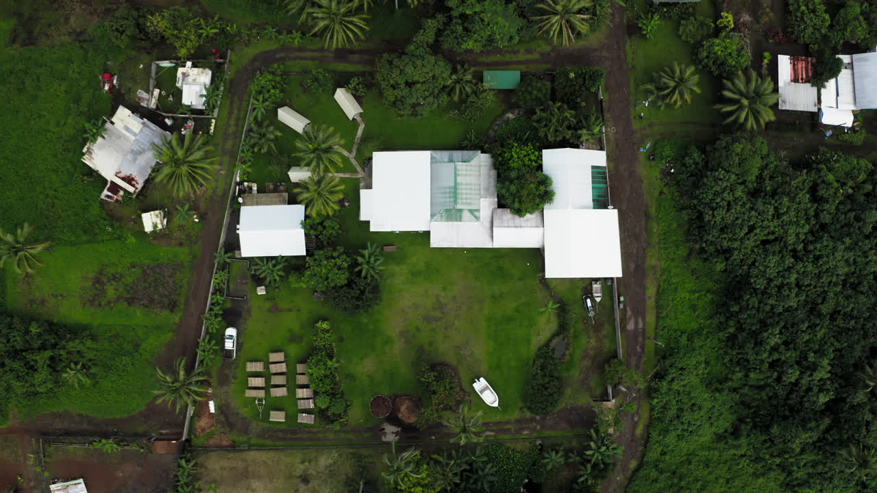 vista aérea de pueblos y casas tropicales