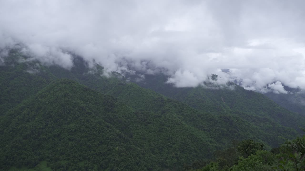 las montañas están cubiertas de nubes