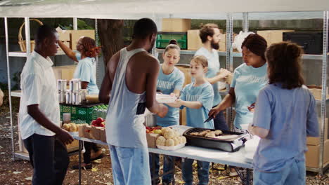 los voluntarios devuelven en el evento de recolección de alimentos