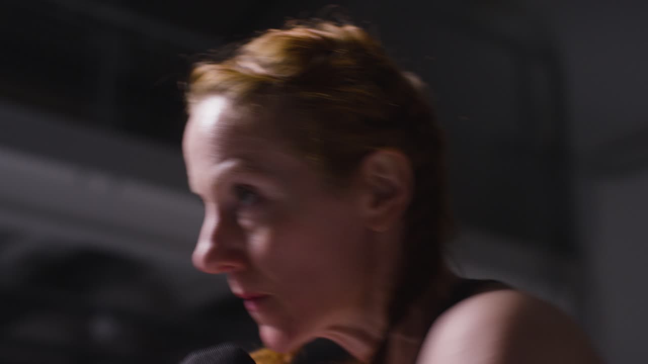 retrato de estudio de una mujer madura con ropa de gimnasia haciendo ejercicio en la cámara 3