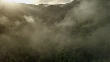 Un-Impresionante-Paisaje-Aéreo-De-Una-Exuberante-Montaña-Verde-De-Selva-Tropical