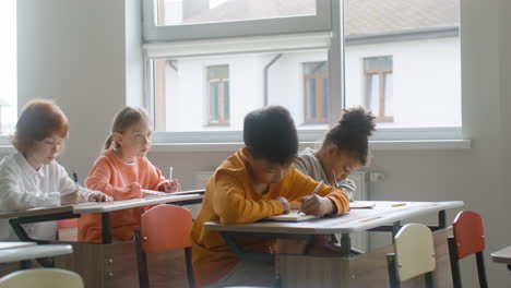 estudiantes en el aula.