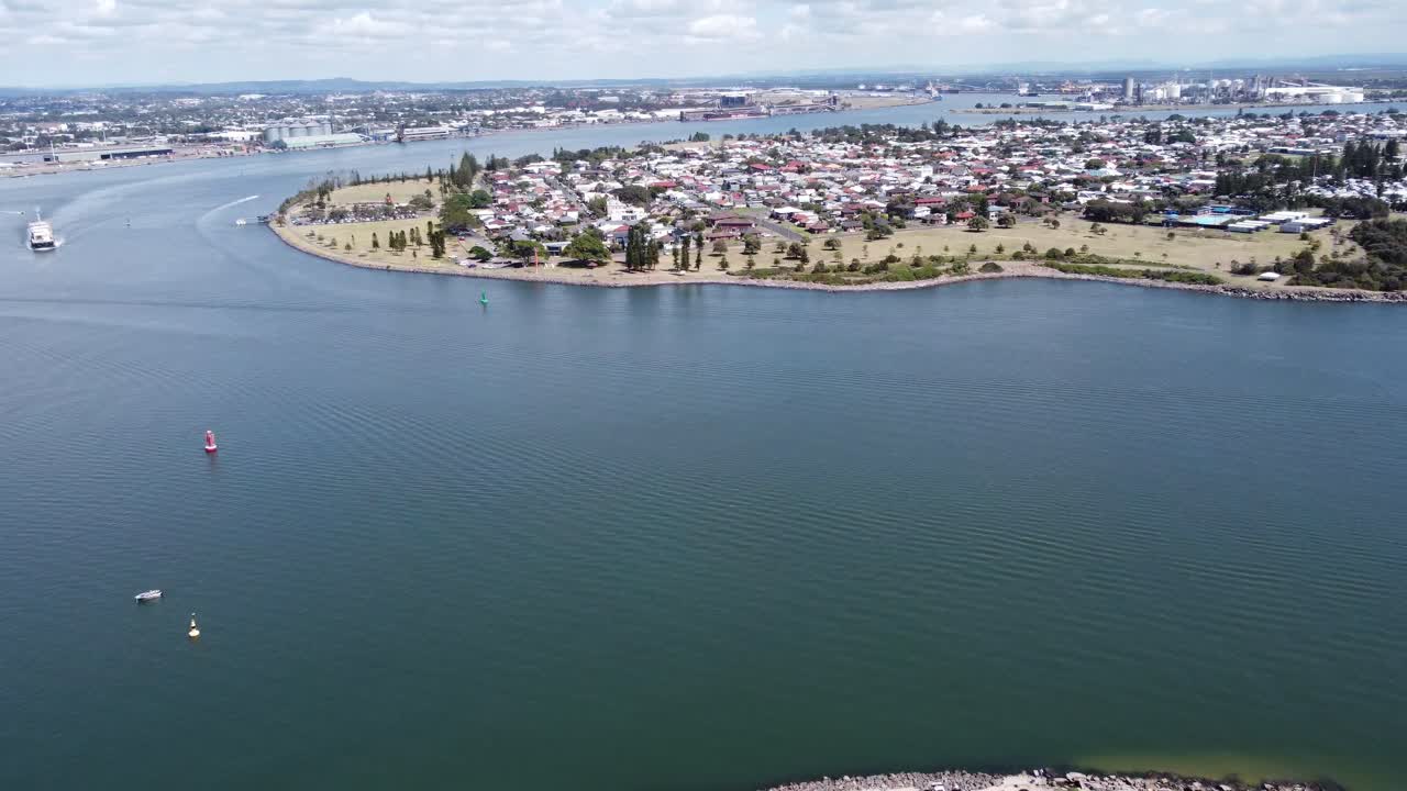 vista aérea de una curva del río con barcos y una gran ciudad en australia