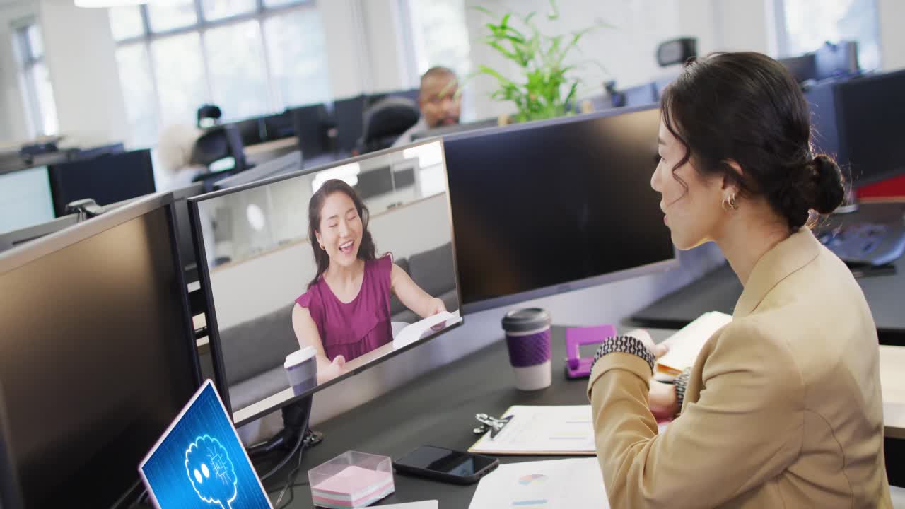 아시아 사업가 들 이 비디오 통화 를 하고 사무실 에서 스크린 에 디지털 채팅 을 하는 노트북 을 사용 하고 있다