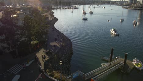 Vogelperspektive-Von-Menschen,-Die-Auf-Vancouver-South-False-Creek-Seawall-Spazieren