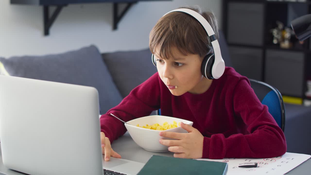 video de un niño desayunando durante las clases en línea