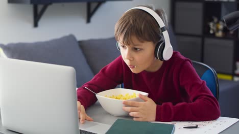 Video-Eines-Jungen,-Der-Während-Des-Online-Unterrichts-Frühstückt