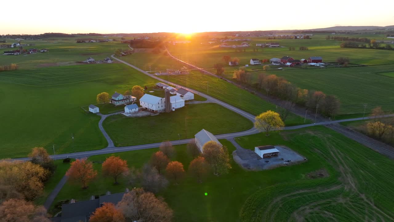Tramonto all'ora d'oro su lussuose case coloniche americane